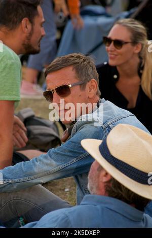 Festivalbesucher in den Brunswick Square Gardens für das jährliche Brunswick Festival, August. Hove, Brighton & Hove, East Sussex, England Stockfoto