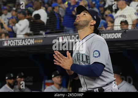 Toronto, Kanada. 07. Oktober 2022. Der dritte Baseman der Seattle Mariners, Eugenio Suarez, tritt während der Spielereinführungen vor dem Start des ersten Innings gegen die Toronto Blue Jays am Freitag, den 7. Oktober 2022, im Rogers Center in Toronto, Kanada, aus dem Dugout aus. Foto von Andrew Lahodynskyj/UPI Credit: UPI/Alamy Live News Stockfoto