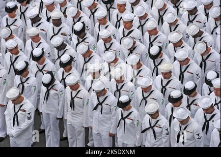 US-Seeleute, die dem amphibischen Angriffsschiff USS Makin Island (LHD 8) zugewiesen wurden, beugen sich während einer Zeremonie zur Befehlsänderung auf dem Flugdeck des Schiffes am 14. Juni vor. Während der Zeremonie wurde Capt. Cedric E. Pringle von Capt. Alvin Holsey entlastet. SAN DIEGO, 14. Juni 2013 optimierte Version eines US Navy-Foto. Kredit US Navy/M.E.Wagoner Stockfoto