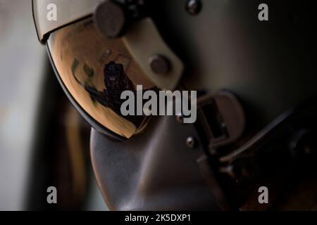 A Czech Republic Air Force aerial gunner scans the area during a sortie in the Mi-17 near Kabul, Afghanistan, Aug. 11, 2016. Coalition forces assigned to the Train, Advise, Assist Command-Air (TAAC-Air), are assisting the Afghan Air Force in developing a professional, capable, and sustainable Air Force. The Czech Republic Airmen are assigned to the 311th Air Expeditionary Advisory Squadron. Optimised version of a U.S. Air Force photo. Credit USAF/Staff Sgt. L.E.Reid Jr. Stockfoto