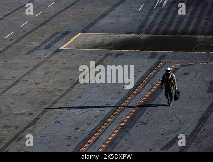 Ein US-Seemann läuft über das Flugdeck des Flugzeugträgers USS Nimitz (CVN 68). Nimitz führt derzeit das „Tailored Ship's Training Availability and Final Evaluation Problem“ (TSTA/FEP) durch, das die Crew anhand ihrer Leistung während Trainingsübungen und realen Szenarien bewertet. Sobald Nimitz TSTA/FEP abgeschlossen hat, beginnt er mit der Übung des Board of Inspection and Survey (INSURV) und der Composite Training Unit (COMPTUEX), um sich auf einen bevorstehenden Einsatz im Jahr 2017 vorzubereiten. PAZIFIK, 30. November 2016) optimierte Version einer US Navy-Foto. Kredit US Navy/L.Wong Stockfoto