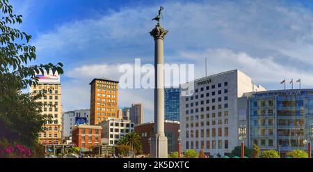 Union Square, San Francisco, Kalifornien, USA. Der Union Square ist ein 2,6 Hektar großer öffentlicher platz, der an die Geary, Powell, Post und Stockton Street in der Innenstadt von San Francisco, Kalifornien, grenzt. „Union Square“ bezieht sich auch auf das zentrale Einkaufs-, Hotel- und Theaterviertel, das die plaza für mehrere Blocks umgibt. Mitte: Die Statue auf dem Dewey-Denkmal. Macys hinter sich. Kredit: BSpragg Stockfoto