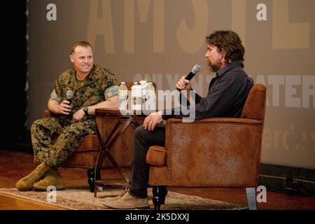 Oceanside, Usa. 06. Oktober 2022. Der englische Schauspieler Christian Bale antwortet auf eine Frage des US Marine MSgt. Wayne Edmiston, verließ das Theater & Training Center auf dem MCB Camp Pendleton, 6. Oktober 2022 in Oceanside, Kalifornien, während einer Diskussion auf der Bühne über seinen neuesten Film „Amsterdam“. Kredit: LCpl. Hope Straley/US Marines/Alamy Live News Stockfoto