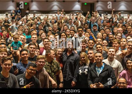 Oceanside, Usa. 06. Oktober 2022. Der englische Schauspieler Christian Bale, Front Center, posiert mit US-Marineinfanteristen und Familienmitgliedern nach einer Sondervorführungen seines neuen Films „Amsterdam“ im Pendleton Theater & Training Center auf dem MCB Camp Pendleton, 6. Oktober 2022 in Oceanside, Kalifornien. Kredit: LCpl. Hope Straley/US Marines/Alamy Live News Stockfoto