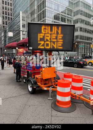 Jetzt muss New York City aufgrund einer Gesetzesänderung den Transport von verborgenen Waffen zulassen. Aber New York City hat das Mitführen von Waffen in bestimmten Gebieten verboten, wie mit diesem Schild für eine waffenfreie Zone in Midtown im Bereich des Times Square zu sehen ist. Stockfoto