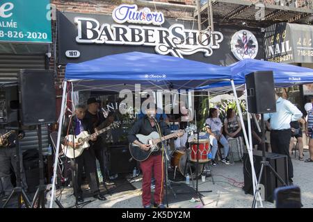 Die Puerto-ricanische Band tritt beim jährlichen Flatbush Frolic Festival auf der Cortelyou Road in Brooklyn, New York, auf. Stockfoto