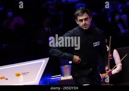 Hongkong, China. 07. Oktober 2022. Ronnie O'Sullivan gesehen während des Viertelfinalmatches gegen NG am Yee am 2. Tag des Hong Kong Masters Snooker Turniers 2022. Endstand; Ronnie O'Sullivan 5:0 Ng auf Yee. Kredit: SOPA Images Limited/Alamy Live Nachrichten Stockfoto