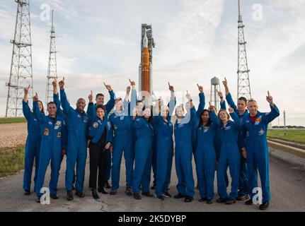 Astronauten und Astronauten-Kandidaten der NASA und der Canadian Space Agency posieren für ein Foto vor dem Artemis I Space Launch System und der Orion-Sonde der NASA auf dem mobilen Trägerrakete auf dem Flugplatz im Launch Complex 39B am 28. August 2022. Die Astronauten sind von links nach rechts: Christina Birch, NASA-Astronautenkandidatin; Joe Acaba, NASA-Astronaut; Don Pettit, NASA-Astronaut; Victor Glover, NASA-Astronaut; Jeremy Hansen, Astronaut der kanadischen Weltraumbehörde; Jessica Meir, NASA-Astronaut; Stan Love, NASA-Astronaut; Jack Hathaway, NASA-Astronautenkandidat; Shannon Walker, NASA-Astronaut; Andre Dou Stockfoto