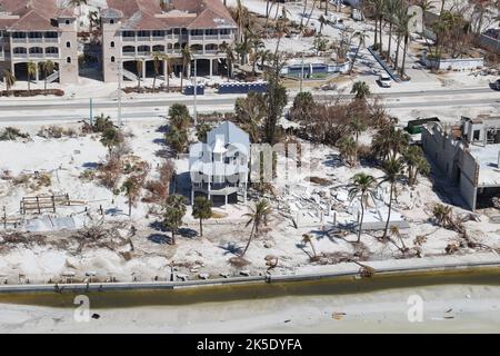 Ft. Myers, FL, USA. 7. Oktober 2022. Luftaufnahme von Fort Myers Beach Destruction Tage nach Hurrikan Ian hatte in Fort Myers, Florida, landete. 7. Oktober 2022. Kredit: Mpi34/Media Punch/Alamy Live Nachrichten Stockfoto