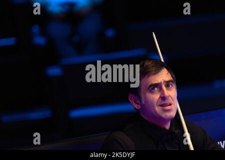 Hongkong, China. 07. Oktober 2022. Ronnie O'Sullivan gesehen während des Viertelfinalmatches gegen NG am Yee am 2. Tag des Hong Kong Masters Snooker Turniers 2022. Endstand; Ronnie O'Sullivan 5:0 Ng auf Yee. (Foto von Ben Lau/SOPA Images/Sipa USA) Quelle: SIPA USA/Alamy Live News Stockfoto