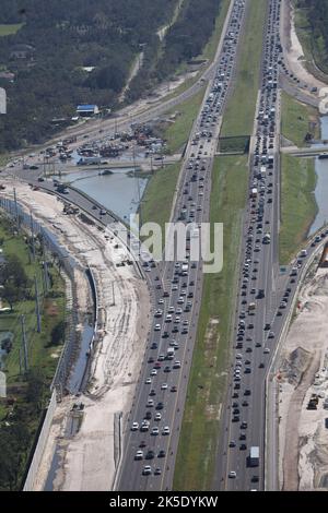 Punta Gorda, FL, USA. 7. Oktober 2022. Luftaufnahme der Interstate 75, die nach dem Hurrikan Ian am 7. Oktober 2022 in Punta Gorda, Florida, in Richtung Hurrikan-Verwüstungen überging. Kredit: Mpi34/Media Punch/Alamy Live Nachrichten Stockfoto