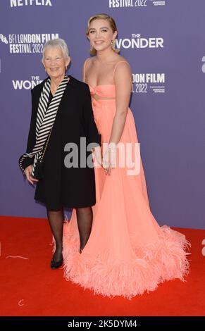 Foto muss gutgeschrieben werden ©Alpha Press 078237 06/10/2022 Florence Pugh und ihre Großmutter Oma Pat the Wonder Premiere während des BFI British Film Institute London Film Festival 66. in London Stockfoto