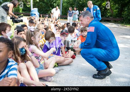 Die NASA SpaceX Crew-2 NASA-Astronaut Shane Kimbrough spricht bei einem Besuch der Arlington Science Focus Elementary School am Freitag, den 10. Juni 2022 in Arlington, Virginia. Stockfoto