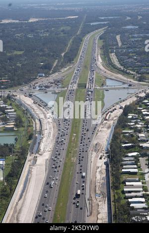 Punta Gorda, FL, USA. 7. Oktober 2022. Luftaufnahme der Interstate 75, die nach dem Hurrikan Ian am 7. Oktober 2022 in Punta Gorda, Florida, in Richtung Hurrikan-Verwüstungen überging. Kredit: Mpi34/Media Punch/Alamy Live Nachrichten Stockfoto