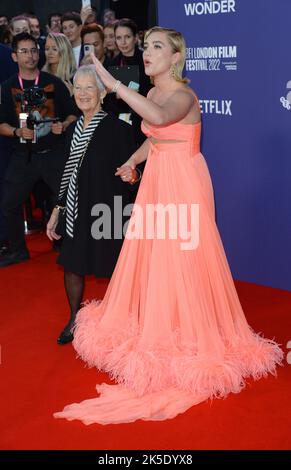 Foto muss gutgeschrieben werden ©Alpha Press 078237 06/10/2022 Florence Pugh und ihre Großmutter Oma Pat the Wonder Premiere während des BFI British Film Institute London Film Festival 66. in London Stockfoto
