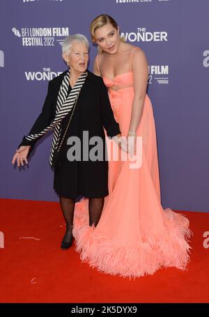 Foto muss gutgeschrieben werden ©Alpha Press 078237 06/10/2022 Florence Pugh und ihre Großmutter Oma Pat the Wonder Premiere während des BFI British Film Institute London Film Festival 66. in London Stockfoto