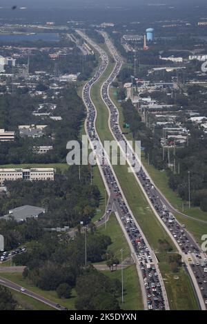 Punta Gorda, FL, USA. 7. Oktober 2022. Luftaufnahme der Interstate 75, die nach dem Hurrikan Ian am 7. Oktober 2022 in Punta Gorda, Florida, in Richtung Hurrikan-Verwüstungen überging. Kredit: Mpi34/Media Punch/Alamy Live Nachrichten Stockfoto