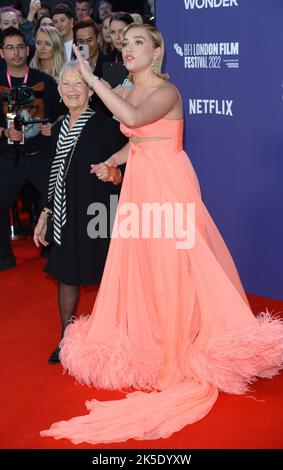 Foto muss gutgeschrieben werden ©Alpha Press 078237 06/10/2022 Florence Pugh und ihre Großmutter Oma Pat the Wonder Premiere während des BFI British Film Institute London Film Festival 66. in London Stockfoto
