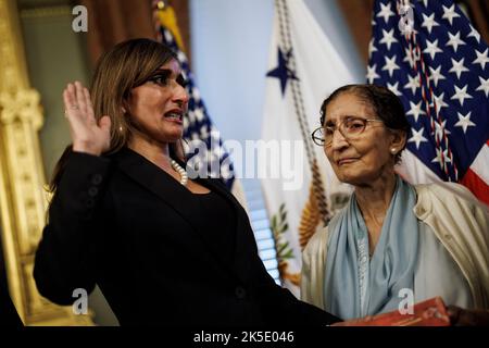 Washington, DC, USA. 7. Oktober 2022. Shefali Razdan Duggal, Botschafter der Vereinigten Staaten in den Niederlanden, hält während einer Vereidigung im stellvertretenden Presidents Feierlichen Büro im Eisenhower Executive Office Gebäude auf dem Campus des Weißen Hauses in Washington, DC, USA, am Freitag, den 7. Oktober, Tränen zurück. 2022. Duggal wurde am 19. September 2022 vom US-Senat bestätigt. Quelle: Ting Shen/Pool via CNP/dpa/Alamy Live News Stockfoto