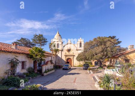 Blick auf den Innenhof der Mission San Carlos in Carmel im frühen Morgenlicht Stockfoto