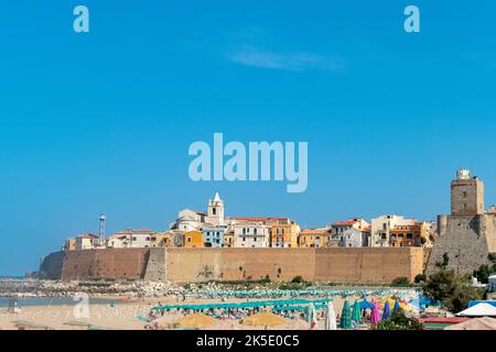 Panoramablick auf die Altstadt von Termoli mit Sonnenschirmen, die bunten Häuser und das Schloss Svevo, Termoli, Italien Stockfoto