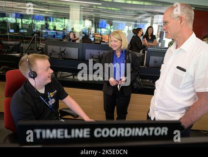 NASA Deputy Administrator Pam Melroy, Mitte, trifft sich mit NASA James Webb Space Telescope Timeline Controller Matt Wasiak, links, Und NASA James Webb Space Telescope Deputy Mission Operations Manager Ron Jones, rechts, während einer Tour durch das NASA James Webb Space Telescope Mission Operations Center, Mittwoch, 29. Juni 2022, im Space Telescope Science Institute (STScI) in Baltimore. Vor der Tour sprach der Abgeordnete bei einem Briefing, das sich auf den Status des NASA-Weltraumteleskops James Webb in den letzten Wochen der Vorbereitung auf seine Wissenschaftsmission sowie auf Übersichten über die geplante Wissenschaft für W konzentrierte Stockfoto