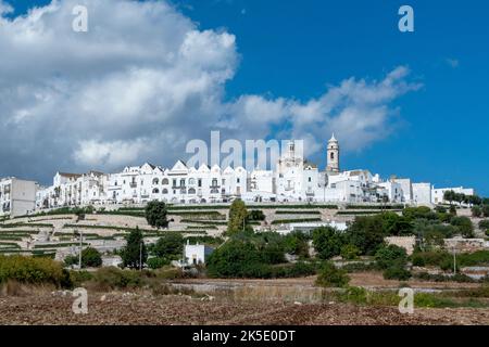 Skyline von Locorotondo, Apulien, Italien - die wunderschöne weiße Stadt in der Provinz Bari, ausgewählt unter den 10 schönsten Dörfern Süditaliens Stockfoto