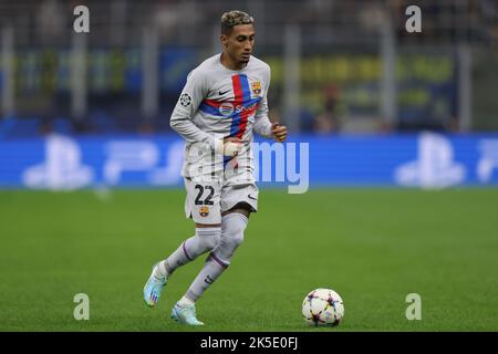 Mailand, Italien, 4.. Oktober 2022. Raphinha vom FC Barcelona beim UEFA Champions League-Spiel der Gruppe C in Giuseppe Meazza, Mailand. Bildnachweis sollte lauten: Jonathan Moscrop / Sportimage Stockfoto