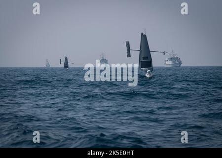 Arabischer Golf, Baharain. 07. Oktober 2022. Arabischer Golf, Baharain. 07. Oktober 2022. Ein unbemanntes Oberflächenschiff der US Navy Saildrone Explorer segelt vor dem Arleigh Burke-Klasse Lenkraketen-Zerstörer USS Delbert D. Black, der Royal Navy HMS Bangor und der HMS Chiddingfold während der Übung Phantom Scope im Arabischen Golf, 7. Oktober 2022 vor der Küste von Bahrain. Die eintägige gemeinsame Übung mit den Marines der USA und des Vereinigten Königreichs kombinierte unbemannte und bemannte Schiffe. Quelle: MCS Roland Franklin/US Navy/Alamy Live News Stockfoto