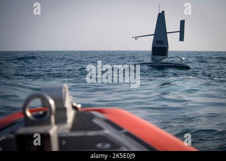 Arabischer Golf, Baharain. 07. Oktober 2022. Arabischer Golf, Baharain. 07. Oktober 2022. Ein unbemanntes Oberflächenschiff der US Navy Saildrone Explorer segelt während der Übung Phantom Scope im Arabischen Golf am 7. Oktober 2022 vor der Küste von Bahrain. Die eintägige gemeinsame Übung mit den Marines der USA und des Vereinigten Königreichs kombinierte unbemannte und bemannte Schiffe. Quelle: MCS Roland Franklin/US Navy/Alamy Live News Stockfoto