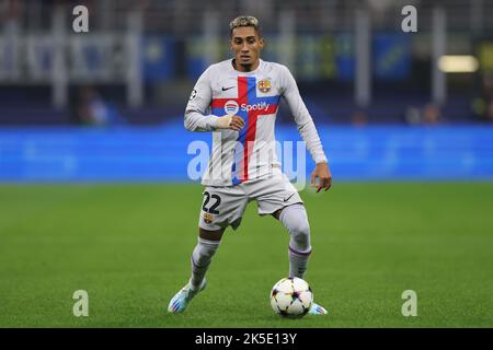 Mailand, Italien, 4.. Oktober 2022. Raphinha vom FC Barcelona beim UEFA Champions League-Spiel der Gruppe C in Giuseppe Meazza, Mailand. Bildnachweis sollte lauten: Jonathan Moscrop / Sportimage Stockfoto