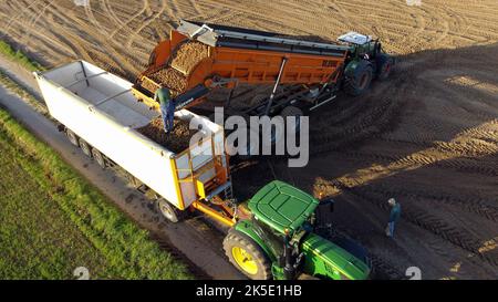 Lincent, Belgien. 07. Oktober 2022. Luftdrohnenbild zeigt , die Kartoffelernte in Racour, Lincent, Freitag, 07. Oktober 2022. BELGA FOTO ERIC LALMAND Kredit: Belga Nachrichtenagentur/Alamy Live News Stockfoto