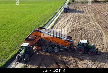 Lincent, Belgien. 07. Oktober 2022. Luftdrohnenbild zeigt , die Kartoffelernte in Racour, Lincent, Freitag, 07. Oktober 2022. BELGA FOTO ERIC LALMAND Kredit: Belga Nachrichtenagentur/Alamy Live News Stockfoto