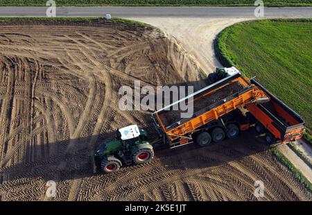 Lincent, Belgien. 07. Oktober 2022. Luftdrohnenbild zeigt , die Kartoffelernte in Racour, Lincent, Freitag, 07. Oktober 2022. BELGA FOTO ERIC LALMAND Kredit: Belga Nachrichtenagentur/Alamy Live News Stockfoto