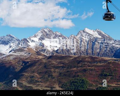 Landschaft außerhalb der Mitte des Skyway Monte Bianco Seilbahnsystems, Aosta Valley Italien. Stockfoto