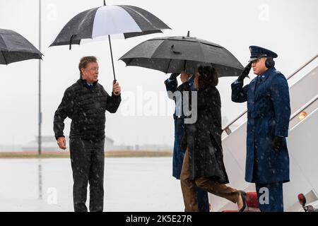 Connecticut Gov. NED Lamont begrüßt Vizepräsidentin Kamala Harris, als sie die Air Force 2 auf der Bradley Air National Guard Base, East Granby, Connecticut, abtritt, 5. Oktober 2022. Harris reiste nach Connecticut, um bei einer Veranstaltung an der Central Connecticut State University zu sprechen. (USA Armeefoto von Sgt. Matthew Lucibello) Stockfoto