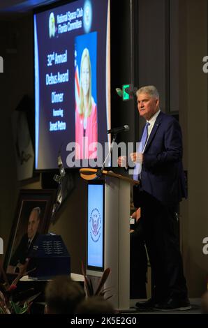 Bill Parsons, Vice President of Human Space Programs bei Peraton, spricht am 24. Juni 2022 bei einer Zeremonie, bei der die Direktorin des Kennedy Space Centers, Janet Petro, mit dem Dr. Kurt H. Debus Award im Besucherkomplex des Weltraumzentrums Florida geehrt wurde. Das National Space Club Florida Committee überreichte Petro die prestigeträchtige Auszeichnung für ihre Beiträge zu den amerikanischen Raumfahrtanstrengungen im Bundesstaat Florida. Der 1990 entstandene Preis ist nach Kennedys erstem Regisseur benannt. Stockfoto