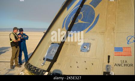 Louis Atchison, links, und NASA-Astronaut Butch Wilmore, der Leiter des Boeing Starliner Launch Conductor, schauen sich Boeings CST-100 Starliner-Raumschiff an, nachdem es am Mittwoch, den 25. Mai 2022, in New Mexico, im Space Harbour der White Sands Missile Range gelandet ist. Boeings Orbital Flight Test-2 (OFT-2) ist der zweite unbemundete Flugtest von Starliner zur Internationalen Raumstation im Rahmen des NASA Commercial Crew Program. OFT-2 dient als durchgängiger Test der Systemfunktionen. Stockfoto