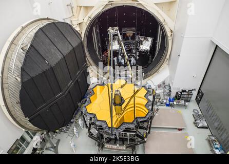 Vorbereitung des James Webb Space Telescope (JWST). Die wissenschaftlichen Instrumente und das optische Element von Webb haben die massive thermische Vakuumprüfkammer nach etwa 100 Tagen kryogener Tests im Inneren verlassen. Wissenschaftler und Ingenieure von Johnson haben Webb einer Reihe von Tests unterzogen, um sicherzustellen, dass das Teleskop in einer extrem kalten, luftlosen Umgebung, die dem des Weltraums ähnelt, wie erwartet funktioniert. (1. Dezember 2017.) Eine optimierte Version eines NASA-Bildes vom erfahrenen Hauptfotografen Chris Gunn. Quelle: NASA/Chris Gunn. Nur für redaktionelle Zwecke. Stockfoto