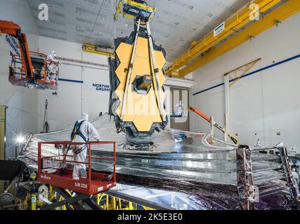 Vorbereitung des James Webb Space Telescope (JWST). Der 5-lagige Sonnenschutz von Webb wurde erfolgreich getestet und in der gleichen Konfiguration eingesetzt und gespannt, wie er im Weltraum eingesetzt wird. Hier kann die JWST in ihrer letzten Reihe von Einsatz- und Checkout-Tests gesehen werden, bevor die Sternwarte für den Versand nach Französisch-Guayana zum Start an Bord einer ArianeGroup Ariane V-Rakete verpackt wird. Mit diesen Tests wird sichergestellt, dass Webb nach seinem Start perfekt im Weltraum bereitgestellt wird. Eine optimierte Version eines NASA-Bildes vom erfahrenen Hauptfotografen Chris Gunn. Quelle: NASA/Chris Gunn. Nur für redaktionelle Zwecke. Stockfoto