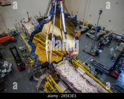 Vorbereitung des James Webb Space Telescope (JWST) für den Weltraum. Webb hat den größten Spiegel seiner Art, den die NASA je gebaut hat. Im März 2020 implementierten Testteams den primären Webb-Spiegel 21'4' (6,5m) in derselben Konfiguration, die er im Weltraum haben wird.wie die Kunst des Origami, Webb ist eine Sammlung beweglicher Teile, die speziell dafür entwickelt wurden, sich zu einer kompakten Formation zu falten, die deutlich kleiner ist als bei vollständiger Ausbundung des Observatoriums. Eine optimierte Version eines NASA-Bildes vom erfahrenen Hauptfotografen Chris Gunn. Quelle: NASA/Chris Gunn. Nur für redaktionelle Zwecke Stockfoto