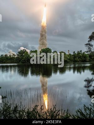 Die Ariane 5-Rakete von Arianespace startet mit dem James Webb Space Telescope der NASA an Bord, 25. Dezember 2021, von der ELA-3-Startzone des europäischen Raumfahrtzentrums im Weltraumzentrum Guayana in Kourou, Französisch-Guayana. Das James Webb Space Telescope (kurz JWST oder Webb) ist ein großes Infrarotteleskop mit einem Primärspiegel von 21,3 Fuß (6,5 Meter). Das Observatorium wird jede Phase der kosmischen historyÑfrom innerhalb unseres Sonnensystems bis zu den entferntesten beobachtbaren Galaxien im frühen Universum untersuchen. Eine optimierte Version eines NASA-Bildes vom erfahrenen Hauptfotografen Chris Gunn. Quelle: NASA/Chris Gunn. Stockfoto