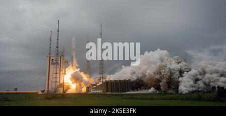 Die Ariane 5-Rakete von Arianespace startet am Samstag, den 25. Dezember 2021, mit dem James Webb Space Telescope der NASA von der ELA-3-Startzone des europäischen Weltraumhafens im Weltraumzentrum Guayana in Kourou, Französisch-Guayana, an Bord. Das James Webb Weltraumteleskop (manchmal auch JWST oder Webb genannt) ist ein großes Infrarotteleskop mit einem Primärspiegel von 21,3 Fuß (6,5 Meter). Das Observatorium wird jede Phase der kosmischen historyÑfrom innerhalb unseres Sonnensystems bis zu den entferntesten beobachtbaren Galaxien im frühen Universum untersuchen. Bild von Bill Ingalls, dem Senior-Fotografen der NASA, / Credit B.Ingalls/NASA. Stockfoto