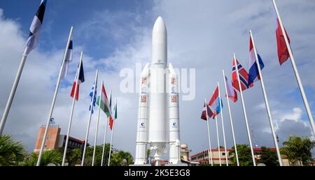 Am Eingang des Weltraumzentrums Guayana in Kourou, Französisch-Guayana, am 21. Dezember 2021, 4 Tage vor dem geplanten Start, ist eine Nachahmung der Ariane 5-Rakete von Arianespace zu sehen. Das James Webb Weltraumteleskop (manchmal auch JWST oder Webb genannt) ist ein großes Infrarotteleskop mit einem Primärspiegel von 21,3 Fuß (6,5 Meter). Das Observatorium soll später in der Woche starten und wird jede Phase kosmischer historyÑfrom innerhalb unseres Sonnensystems bis zu den entferntesten beobachtbaren Galaxien im frühen Universum untersuchen. Bild von Bill Ingalls, dem Senior-Fotografen der NASA, / Credit B.Ingalls/NASA. Stockfoto