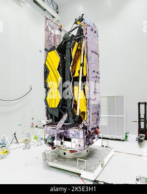 James Webb Space Telescope (JWST) ist auf dem Flugstartadapter im europäischen Weltraumbahnhof in Kourou, Französisch-Guayana. Webb wurde am 25. Dezember 2021 gestartet. Eine optimierte Version eines NASA-Bildes vom erfahrenen Hauptfotografen Chris Gunn. Quelle: NASA/Chris Gunn. Nur für redaktionelle Zwecke. Stockfoto