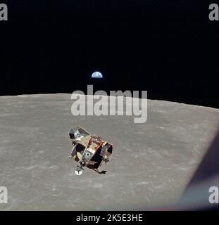 Der Adler steigt auf! Die Apollo-11-Mondlandefähre, der Adler, stieg von der Oberfläche des Mondes auf, um mit dem Command and Service Module (CSM) anzudocken. Dieses Bild zeigt das Mondmodue, das in einer Mondbahn vom Command and Service Module aus fotografiert wurde, während es mit der Erde im Hintergrund knapp über dem Horizont aufsteigt. Im Inneren der LM waren die Astronauten Neil Armstrong, Kommandant, und Edwin Aldrin Jr., LM-Pilot, die die Oberfläche des Mondes erkundeten, während Astronaut Michael Collins, Kommandomodulpilot, mit dem CSM in der Mondumlaufbahn verblieb. Ein optimiertes NASA-Bild: Quelle: NASA Stockfoto