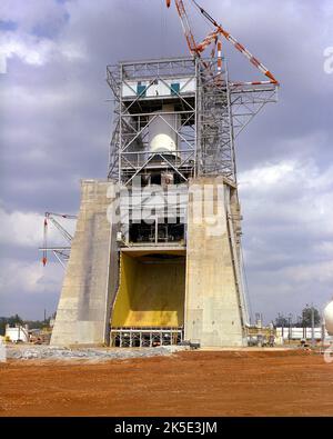 Das Marshall Space Flight Center der NASA feuerte erfolgreich S-IC-2, die erste Stufe des zweiten Saturn-V-Flugzeugs. Die Bühne wurde von fünf F-1-Motoren angetrieben, von denen jeder 1,5 Millionen Pfund Schub produzieren konnte. Die S-IC-2 war eines der ersten beiden Flugmodelle der S-IC-Stufe und wurde auf der Apollo 6-Mission eingesetzt. Hier ist der S-IC-T, eine statische Feuerprüfstufe, eingebaut und wartet auf die Erstzündung aller fünf F-1-Motoren am Marshall Static Test Stand. 7. Juni 1966 NASA-Bild / Quelle: NASA Stockfoto