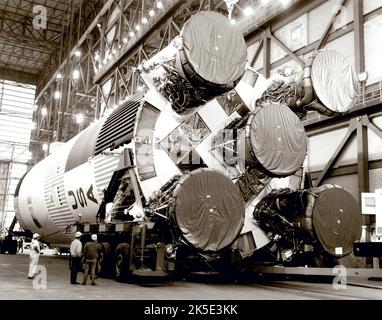 Der Saturn S-IC-6 kommt am 1. März 1968 in der Mississippi Testanlage an. Die S-IC- oder erste Stufe der Saturn-Rakete wurde von fünf F-1-Motoren angetrieben, die jeweils 1,5 Millionen Pfund Schub produzierten. Der S-IC-6 wurde auf dem Trägerrakete Apollo 11 Saturn V eingesetzt. Hier wurde der S-IC-6 Booster auf seinen mobilen Trägerrakete im Vehicle Assembly Building im Kennedy Space Center gehoben. Zwischen Juli 1969 und Dezember 1972 landete die NASA ein Dutzend Astronauten auf dem Mond, und die erste US-Besatzungsmission - Apollo 8 -, die den Mond im Dezember 1968 umrundete. Ein optimiertes NASA-Bild: Quelle: NASA Stockfoto