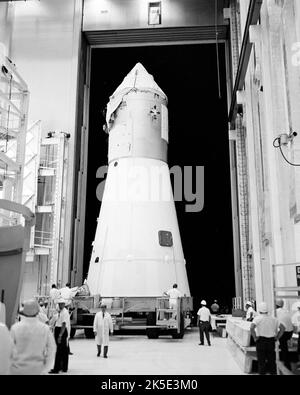 DIE TESTS DER AS-500D-Konfiguration I endeten mit einem speziellen Test zur Verifizierung des Flugkontrollsystems. Das Testprogramm umfasste Rollen-, Pitch-, Gier- und Längsschnitttests, die Anfang 1967 abgeschlossen wurden. AS-500D war ein dynamischer Testartikel des Raumfahrzeugs Saturn V. Hier verlässt die Apollo-Raumsonde das Operationsgebäude der bemannten Raumsonde am Kennedy Space Center der NASA auf dem Weg zum Vehicle Assembly Building, um mit dem Saturn-Trägerrakete verbunden zu werden. Der Saturn V wurde am Marshall Space Flight Center der NASA entwickelt. NASA-Bild / Quelle: NASA Stockfoto