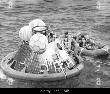 Am 24. Juli 1969 kehrte die Apollo 11-Besatzung nach ihrer 8-tägigen Mission auf der Mondoberfläche erfolgreich zur Erde zurück. Die Astronauten Neil Armstrong, Edwin 'Buzz' Aldrin und Michael Collins planschten im Pazifik, 13 Meilen vom Rückgewinnungsschiff USS Hornet entfernt. Vor dem Verlassen des Raumschiffs zog die Besatzung biologische Isolationskleidung an und begab sich auf dem Flugzeugträger direkt in die mobile Quarantäneeinrichtung, deren Heimat die nächsten 21 Tage lang war. Mit dem Erfolg von Apollo 11 wurde das nationale Ziel erreicht, die Menschen auf dem Mond zu landen und sie sicher zurückzubringen. NASA-Bild / Quelle: NASA